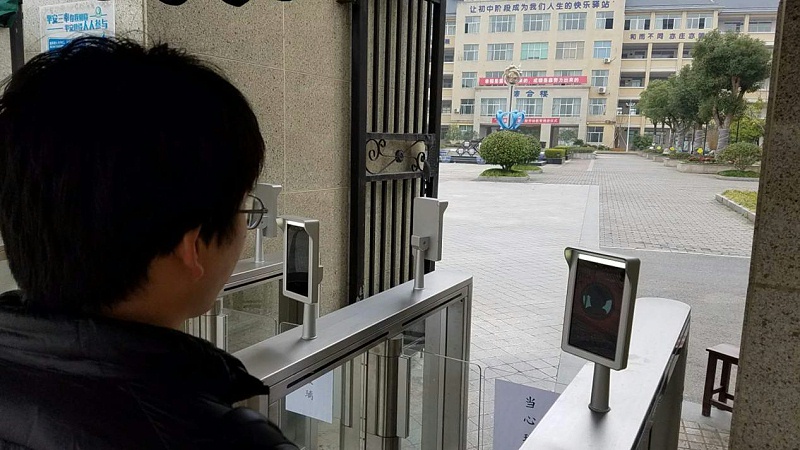 智慧校園人臉識別閘機(jī)